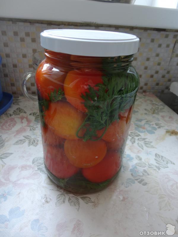 Рецепт Маринованные помидоры с морковной ботвой фото