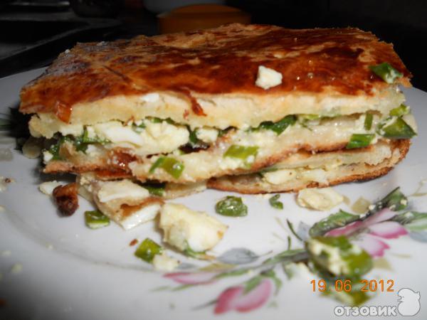 Рецепт: Пирог из слоеного теста с луком и яйцом