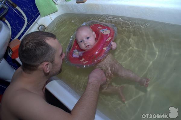 Купать в кипяченой воде. Купание малыша в большой ванне. Ванна для купания с горкой. Купание малыша в 3 месяца. Купание грудничков в круге в ванной.